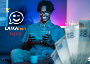 Homem sorrir enquanto usa um tablet, com o logotipo do Caixa Tem e FGTS, ao lado de notas de dinheiro desfocadas.