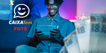 Homem sorrir enquanto usa um tablet, com o logotipo do Caixa Tem e FGTS, ao lado de notas de dinheiro desfocadas.