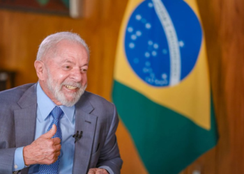 Presidente Lula sorrindo durante pronunciamento sobre novas medidas econômicas para reduzir os preços de alimentos essenciais no Brasil.