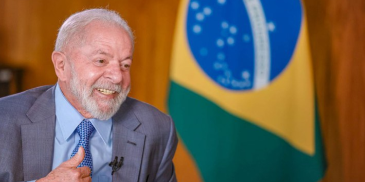 Presidente Lula sorrindo durante pronunciamento sobre novas medidas econômicas para reduzir os preços de alimentos essenciais no Brasil.