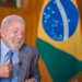 Presidente Lula sorrindo durante pronunciamento sobre novas medidas econômicas para reduzir os preços de alimentos essenciais no Brasil.