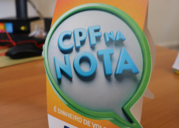 Cartaz promocional do programa "CPF na Nota" incentivando consumidores a incluírem o CPF na nota fiscal.
