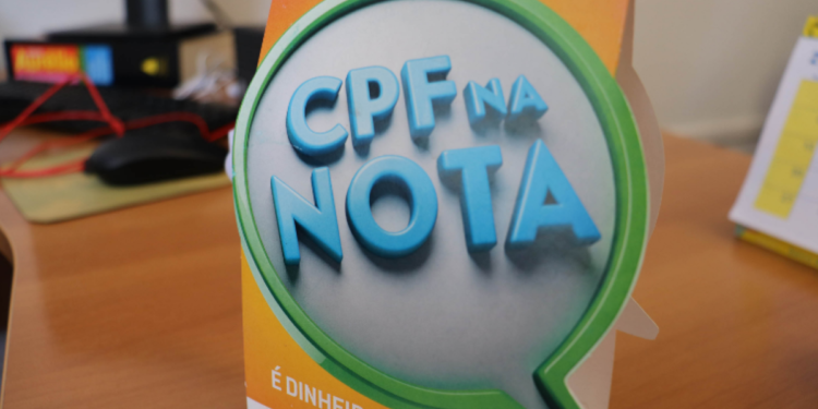 Cartaz promocional do programa "CPF na Nota" incentivando consumidores a incluírem o CPF na nota fiscal.
