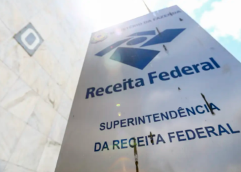 Placa da Receita Federal do Brasil com destaque para a superintendência, destaque comunicado importante para brasileiros com CPF final 0 a 9.