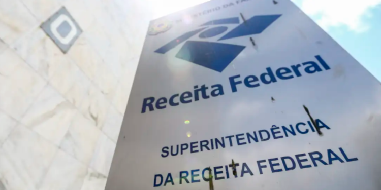 Placa da Receita Federal do Brasil com destaque para a superintendência, destaque comunicado importante para brasileiros com CPF final 0 a 9.