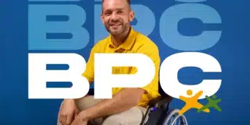"Pessoa com deficiência visual sorrindo enquanto usa cadeira de rodas, com o logo BPC em destaque."