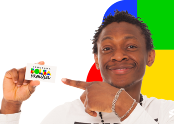 Pessoa sorrindo e segurando cartão do programa Bolsa Família com fundo colorido.