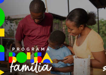 Imagem de uma família recebendo apoio do programa Bolsa Família, com uma criança e dois adultos interagindo, com foco no auxílio àqueles em situação de vulnerabilidade social.
