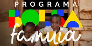 Crianças sorrindo no contexto do Programa Bolsa Família.