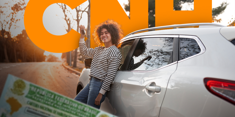 Mulher segurando chave do carro ao lado de veículo branco, representando acesso facilitado à CNH gratuita.