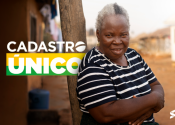 Mulher idosa cadastrada no Cadastro Único, representando a atualização de dados do programa.