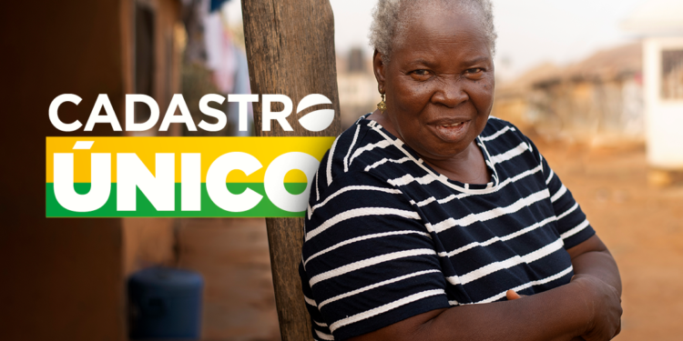 Mulher idosa cadastrada no Cadastro Único, representando a atualização de dados do programa.