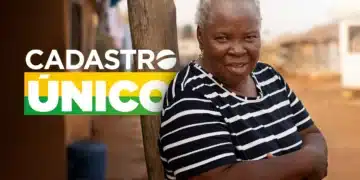 "Idosa sorrindo enquanto posa para a foto com a legenda 'Cadastro Único', um programa de assistência social do Brasil."