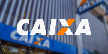 Logotipo da Caixa Econômica com o fundo desfocado de uma agência da Caixa Econômica.