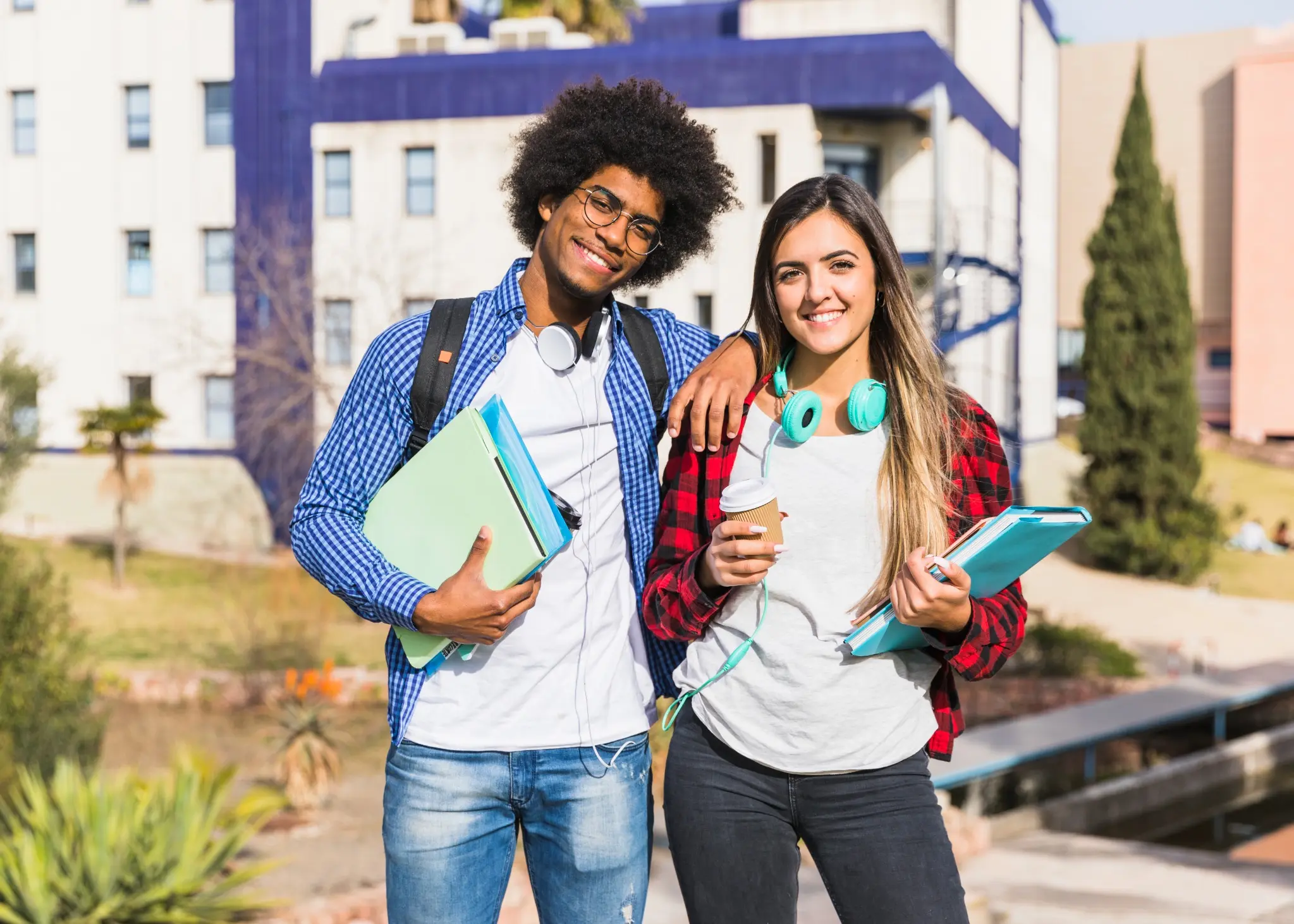 Estudantes sorrindo e representando os beneficiários do programa Todo Jovem na Escola.