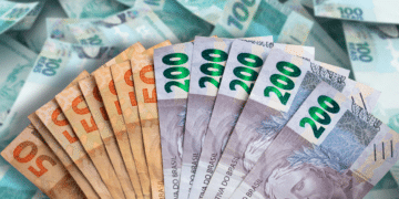 Notas de 50, 100 e 200 reais, representando o valor do saque calamidade disponibilizado pela CAIXA.