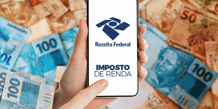 Pessoa segurando celular com logo da Receita Federal e a palavra 'Imposto de Renda', com cédulas de reais ao fundo.