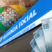 Fachada do INSS com notas de dinheiro ao fundo, representando pagamentos de benefícios.