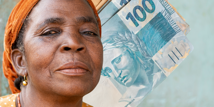 "Mulher idosa sorrindo com cédulas de 100 reais ao fundo, representando empoderamento financeiro."