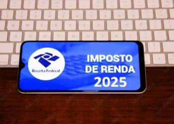 Imagem mostrando o logo da Receita Federal e a inscrição Imposto de Renda 2025 em um celular.