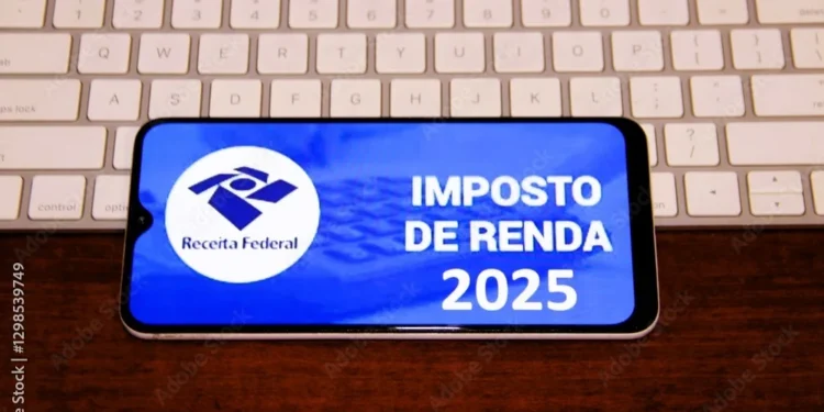 Imagem mostrando o logo da Receita Federal e a inscrição Imposto de Renda 2025 em um celular.