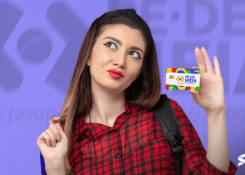 Jovem estudante segurando o cartão do programa Pé-de-Meia, representando a divulgação da lista de beneficiários.