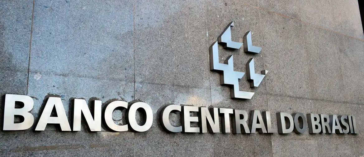 Logotipo do Banco Central do Brasil em uma parede de granito, representando mudanças no sistema Pix anunciadas pela instituição.