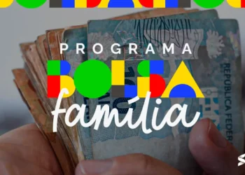Notas de dinheiro do programa Bolsa Família, representando o pagamento de abril.