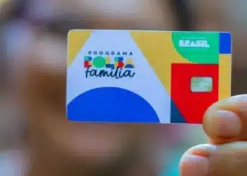 Cartão do programa Bolsa Família, com logo e cores vibrantes.