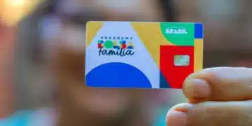 Cartão do programa Bolsa Família, com logo e cores vibrantes.