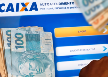 Tela de autoatendimento da Caixa Econômica Federal com opção de saque destacada e notas de dinheiro ao lado.