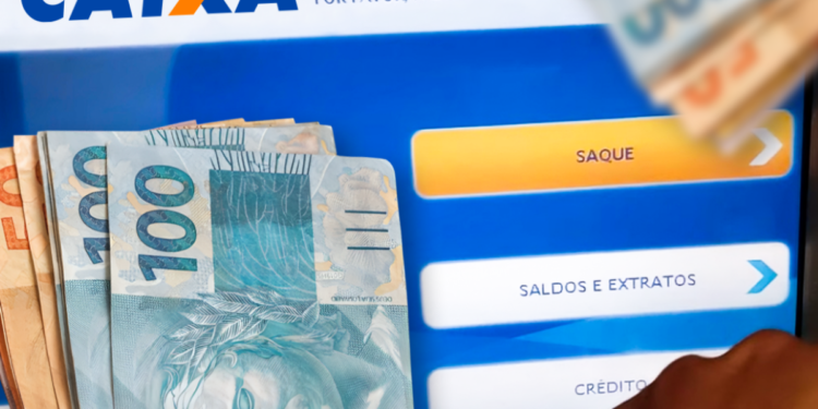 Tela de autoatendimento da Caixa Econômica Federal com opção de saque destacada e notas de dinheiro ao lado.