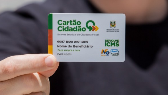 Pessoa titular do Cartão Cidadão do programa Devolve ICMS, utilizado para o resgate de benefícios no Rio Grande do Sul.