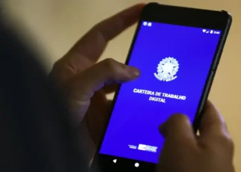 Tela do celular exibindo a interface da Carteira de Trabalho Digital, com o título visível na tela.