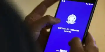 Tela do celular exibindo a interface da Carteira de Trabalho Digital, com o título visível na tela.
