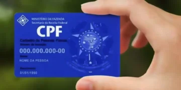 Cartão do CPF sendo segurado por uma mão, representando a inclusão do documento na nota fiscal.