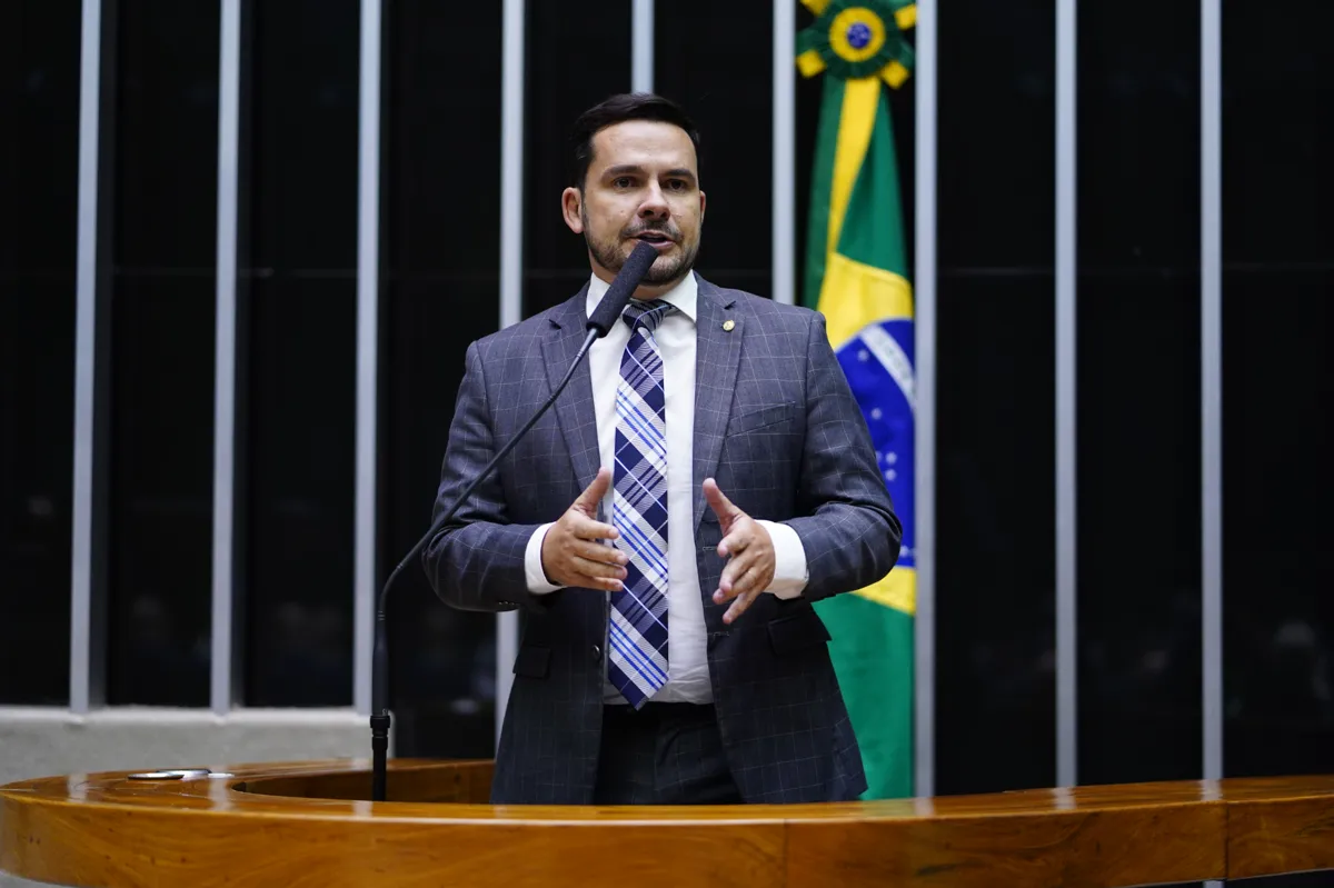 Deputado Capitão Alberto Neto discursando sobre a proposta de ampliação do período de recebimento do Bolsa Família.