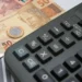 Cédulas e uma calculadora