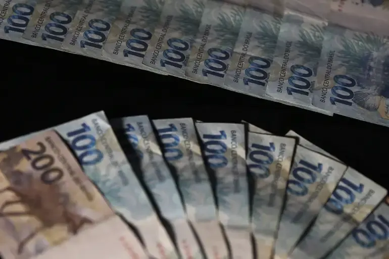 Notas de R$ 100 e R$ 200, representando o prêmio do sorteio da 'Nota do Milhão'.