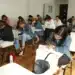 Alunos do ensino médio realizado prova em sala de aula, representando os critérios para participação no programa Pé-de-Meia 2025.
