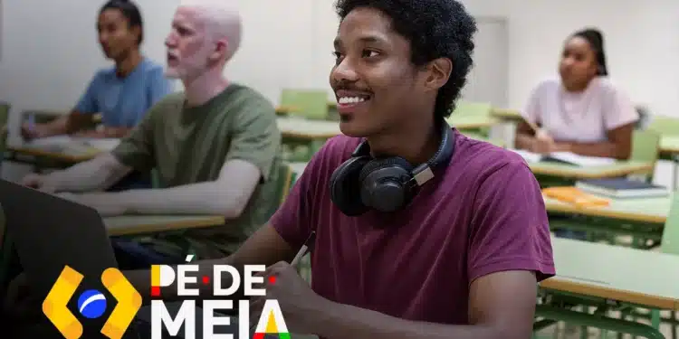 Estudantes em sala de aula com destaque para um aluno sorridente, representando o programa Pé-de-Meia.