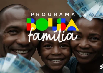 Família sorridente representando o Programa Bolsa Família, com notas de dinheiro ao fundo.