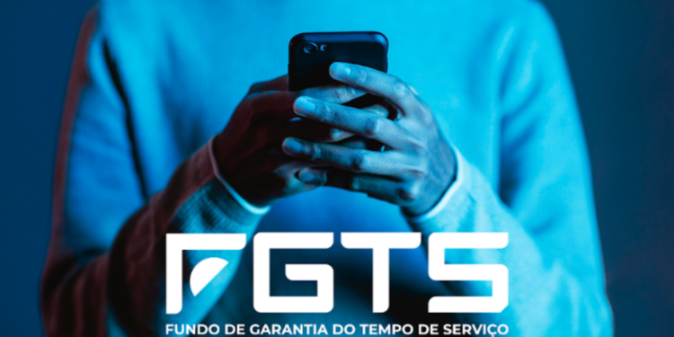Homem segurando um celular com o logotipo do FGTS sobreposto. A Mudança no Saque-Aniversário do FGTS de março de 2025 entra em vigor hoje, 13 de março.