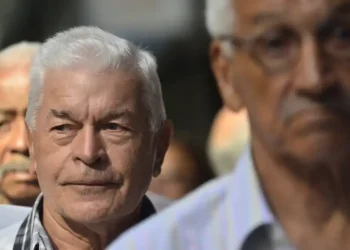 Homem idoso em uma fila, representando a busca por benefícios para a terceira idade.