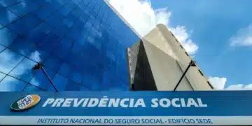 Fachada do edifício sede da Previdência Social em Brasília, com céu azul ao fundo.
