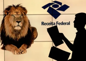 Pessoa segurando documentos com o leão, símbolo da Receita Federal, ao fundo.