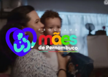 Mãe segurando seu filho com o logotipo do programa Mães de Pernambuco, representando o pagamento do auxílio de R$ 300.