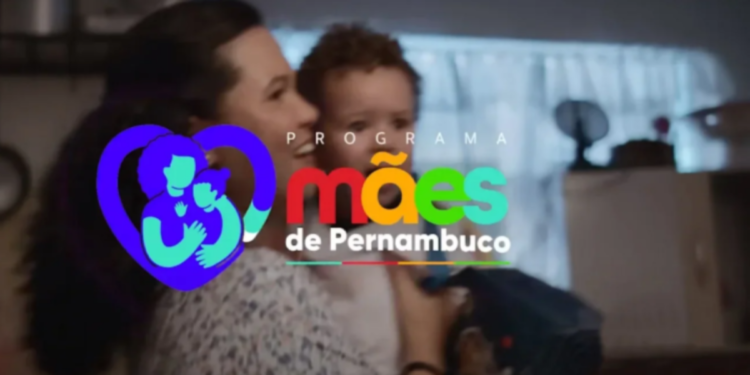 Mãe segurando seu filho com o logotipo do programa Mães de Pernambuco, representando o pagamento do auxílio de R$ 300.