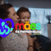 Mãe segurando seu filho com o logotipo do programa Mães de Pernambuco, representando o pagamento do auxílio de R$ 300.