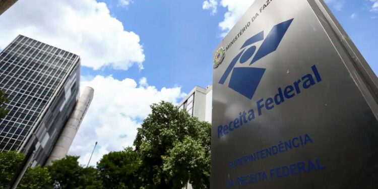 Fachada do prédio da Receita Federal com o logo e o nome da instituição.
